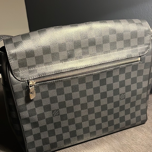 Authentic LOUIS VUITTON
District PM Damier Graphite Messenger Bag Black - Picture 3 of 4